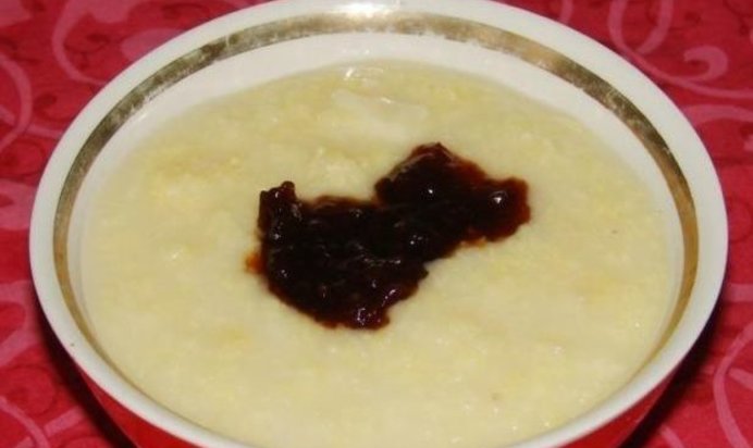 Жидкая пшенная каша с малиной