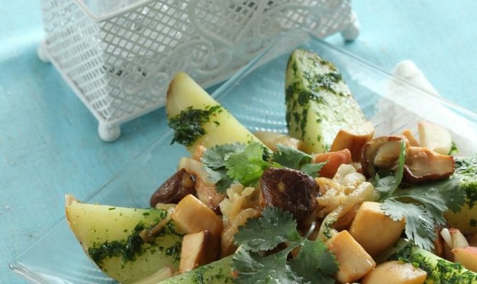 Картофельный салат с грибами и печеным чесноком