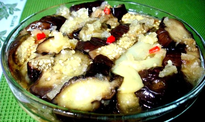 Салат из запеченных баклажанов и перца