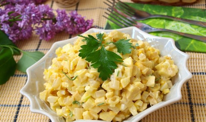 Салат с кальмарами,яблоком и яйцом