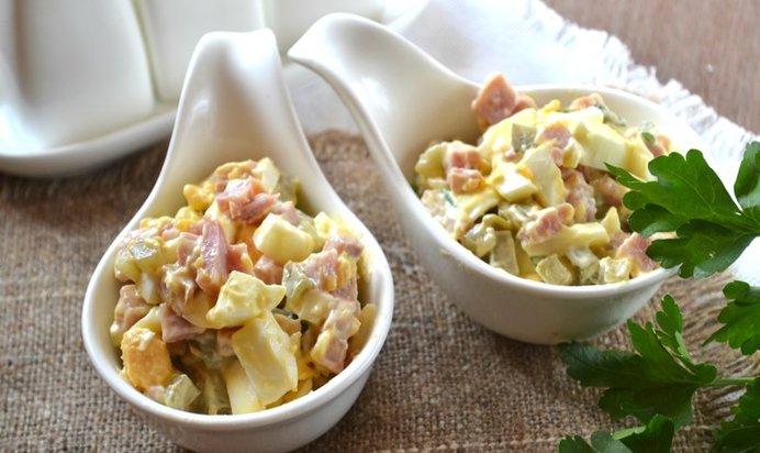 Салат с ветчиной в креманках