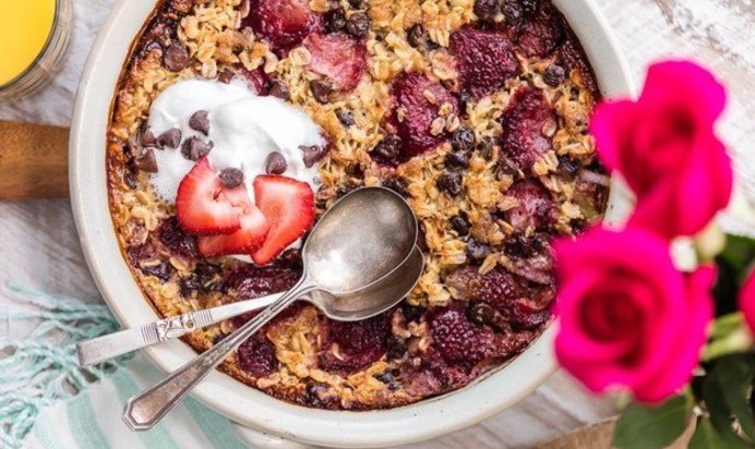 Запеченая овсянка с шоколадом и клубникой
