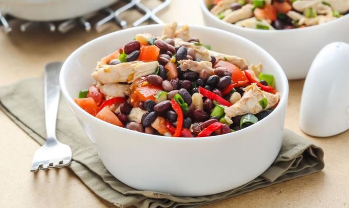 Куриный салат с фасолью