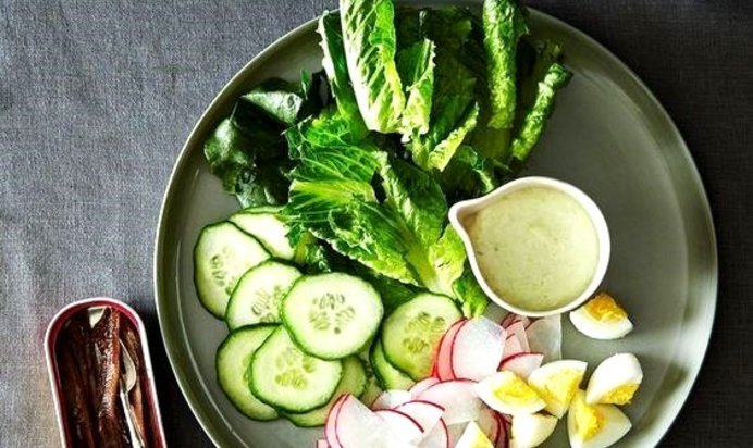 Салат с редисом, огурцом и яйцом