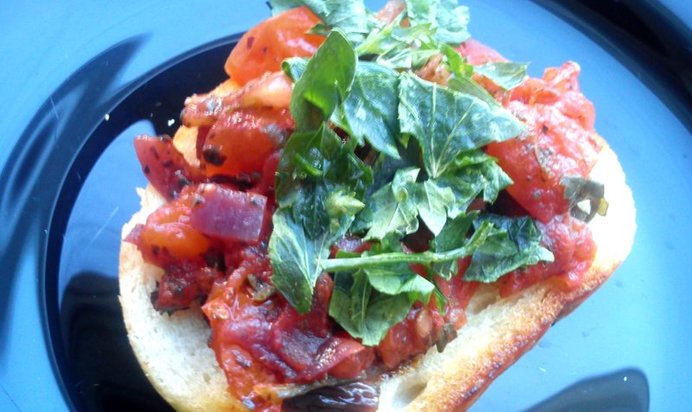 Брускетта с помидорами, красным луком и базиликом