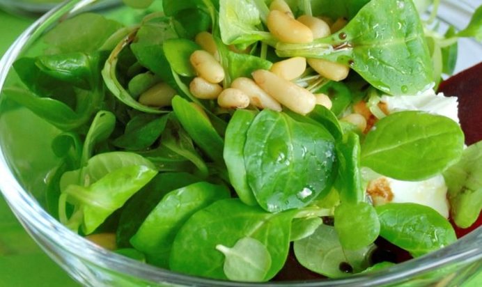 Салат с мягким козьим сыром и свеклой