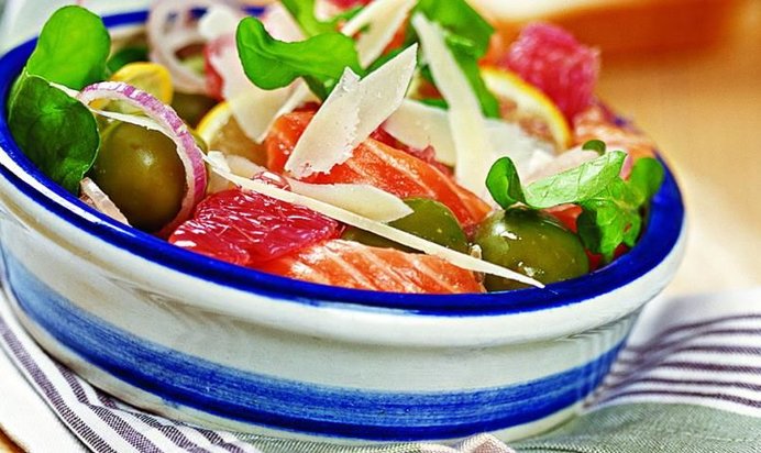 Салат из лосося с грейпфрутом и рукколой