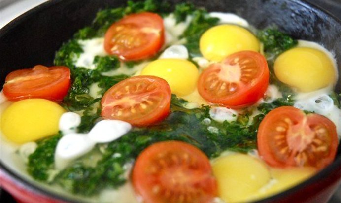 Яичница с перепелиными яйцами, шпинатом и помидорами черри