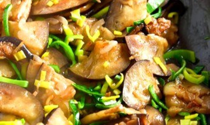 Баклажаны с грибами и беконом по‑китайски