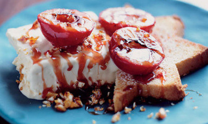 Медовое мороженое с амаретто и сливы с пралине и сиропом из красного вина