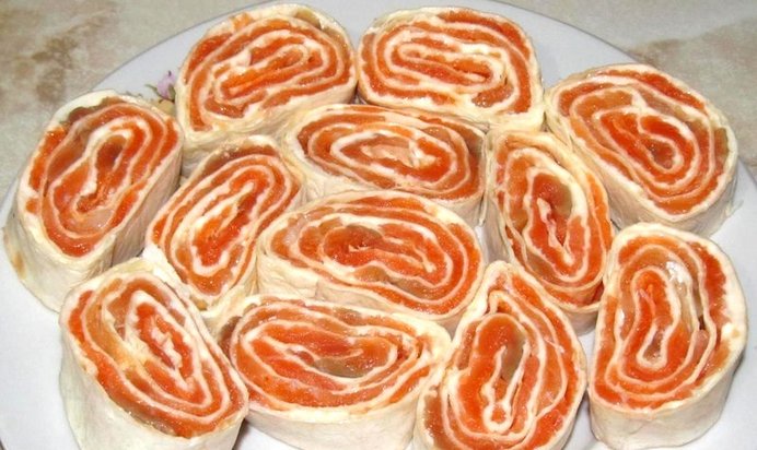 Рулет из лаваша с форелью