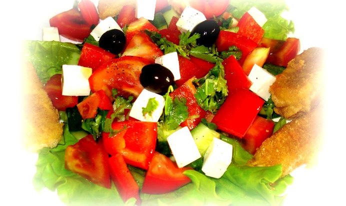 Греческий салат с жареным сыром