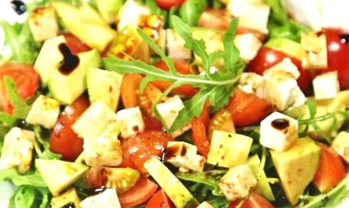 Салат из авокадо с помидорами и сыром