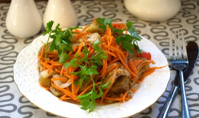 Синенькие с морковкой квашеные