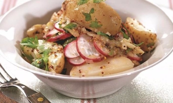 Салат из молодого картофеля