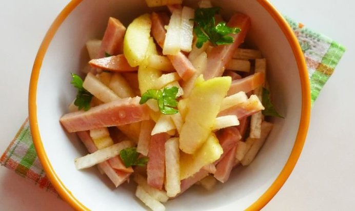 Салат из ветчины с яблоками и редькой