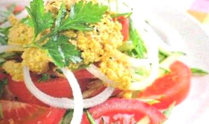 Салат из помидоров и огурцов с ореховым соусом