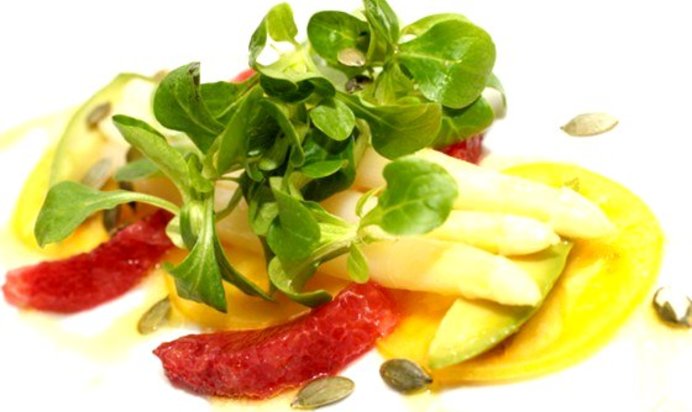 Салат со спаржей и авокадо