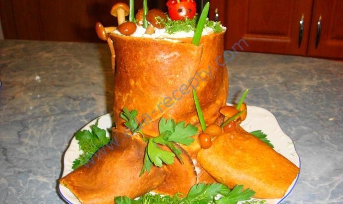 Грибной салат Пенек с опятами и ветчиной и блинами