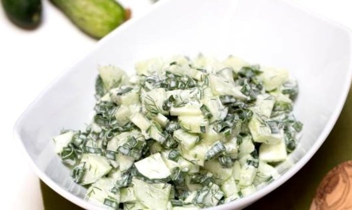 Салат из огурцов и зелени