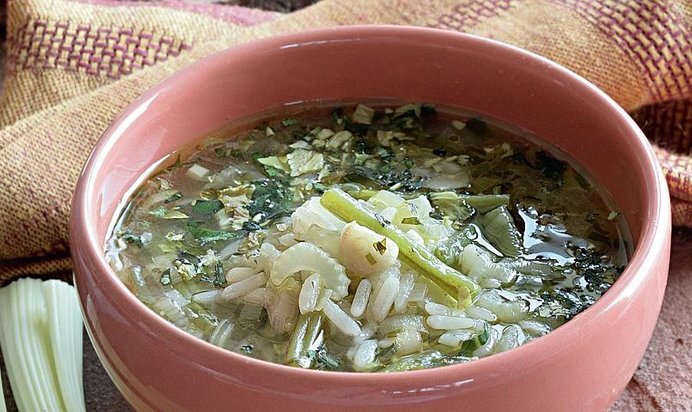 Зеленый суп с бобами
