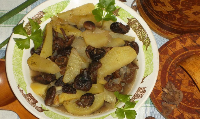 Салат с омлетом и лососем