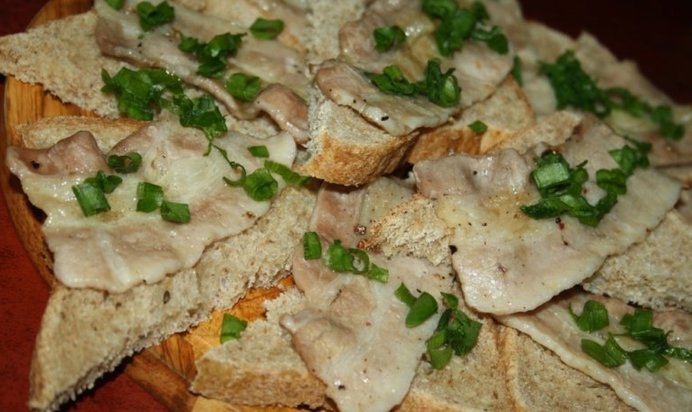 Бутерброды с беконом и зеленым луком на мангале