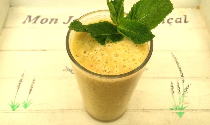 Смузи из ананаса с ревенем