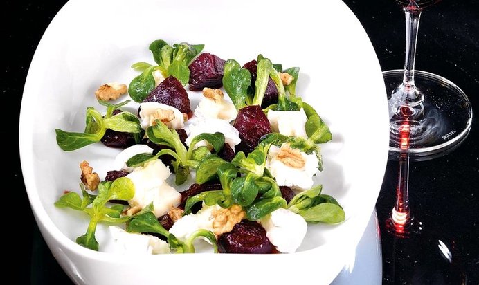 Салат из свеклы с козьим сыром и медовой заправкой