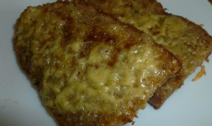 Чесночный хлеб с сыром и пряностями