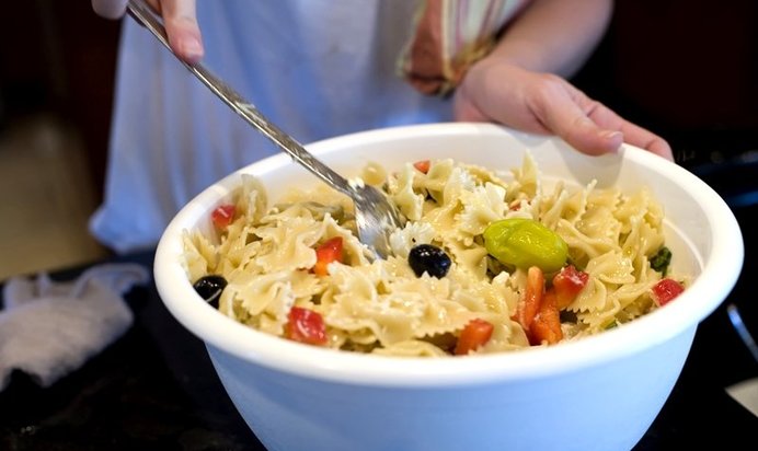 Cалат с макаронами Бантики