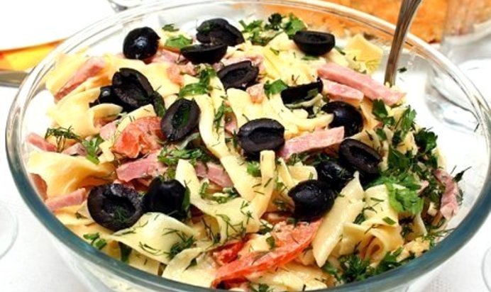 Итальянский салат с сыром и макаронами