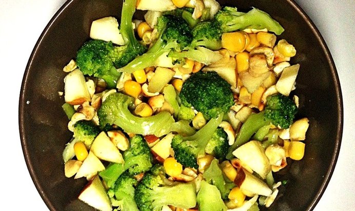 Салат с брокколи, кукурузой и яблоками