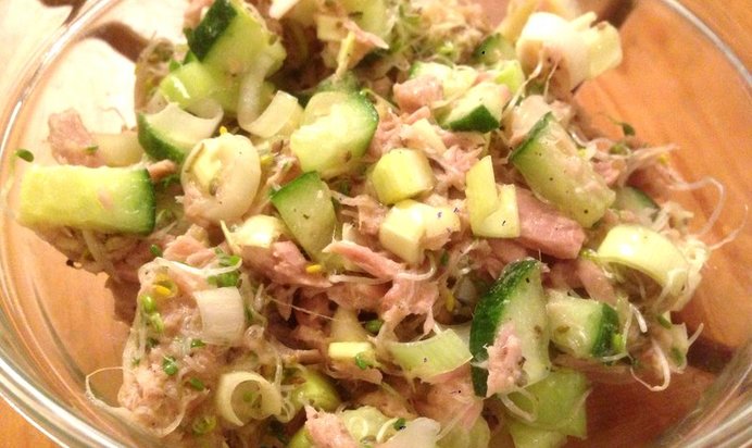 Салат из тунца, лука-порея и ростков люцерны