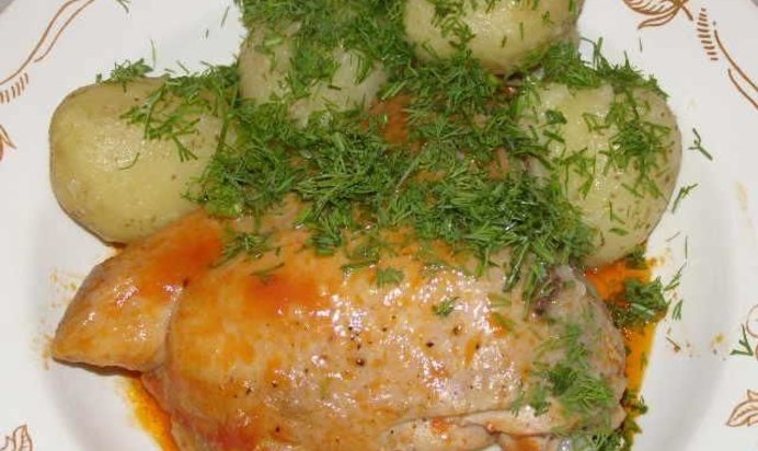 Цыпленок, тушеный в томатном соусе с отварным картофелем