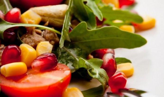 Тунцовый салат в гранатово-горчичной заправке