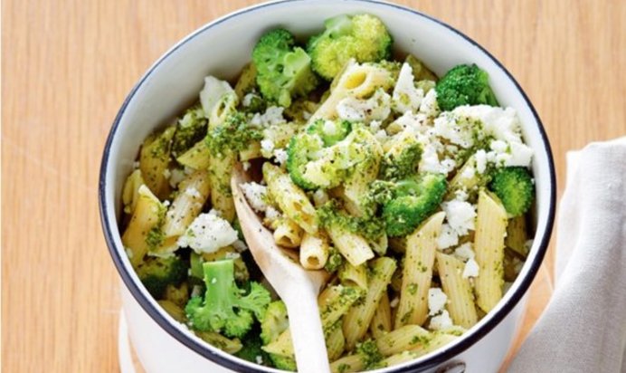 Пенне с брокколи, фетой и соусом песто