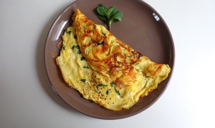 Омлет с козьим сыром и травами