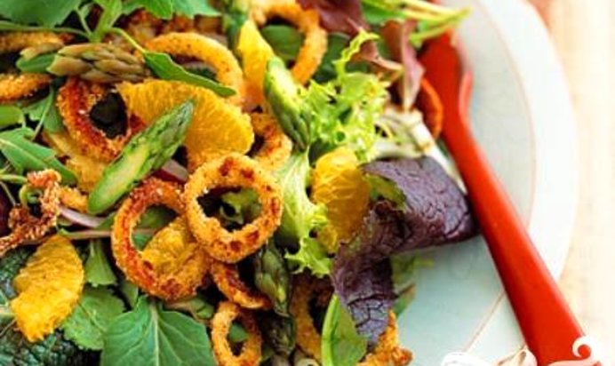 Салат со спаржей, хрустящими кальмарами и мандаринами