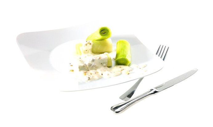 Салат из порея с заправкой из голубого сыра и нежирной сметаны