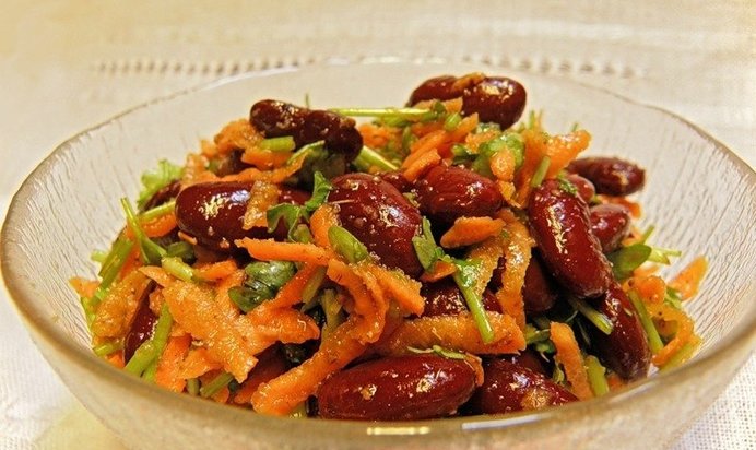 Cалат с фасолью и морковью