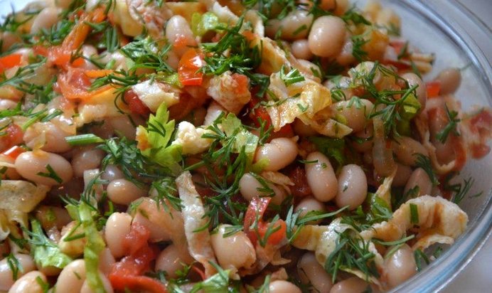 Теплый салат с фасолью и овощами