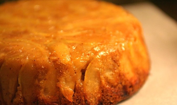 Шарлотка с замороженными яблоками