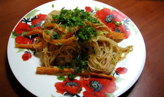 Рисовая лапша, обжаренная с овощами