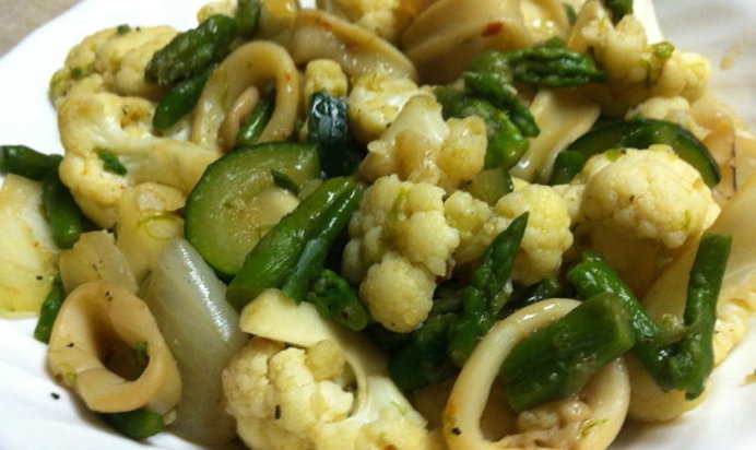 Салат с кальмарами и цветной капустой