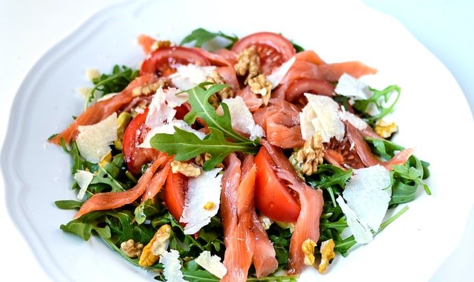 Салат с рукколой и лососем