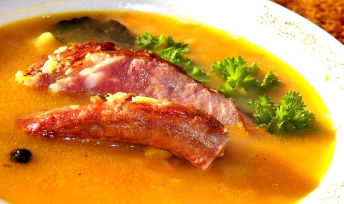 Гороховый суп на копченых ребрышках с беконом