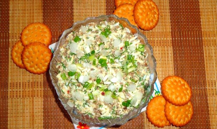 Салат с фаршем и соленым огурцом
