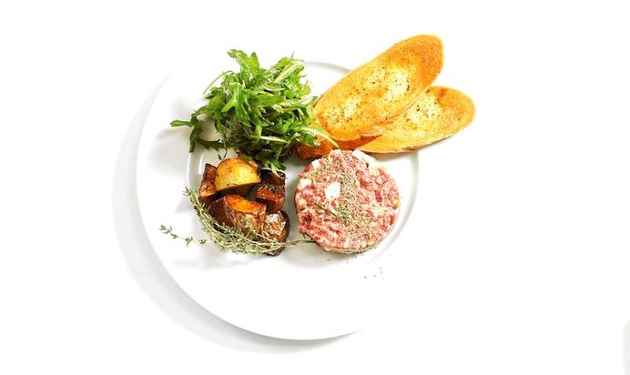 Тартар из говядины с каперсами