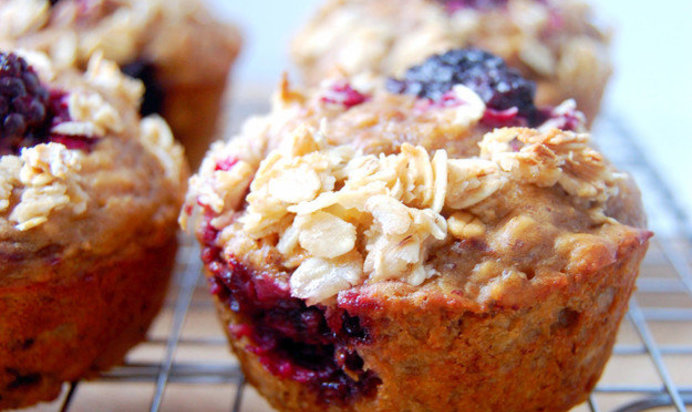 Булочки с овсянкой, медом и ягодами